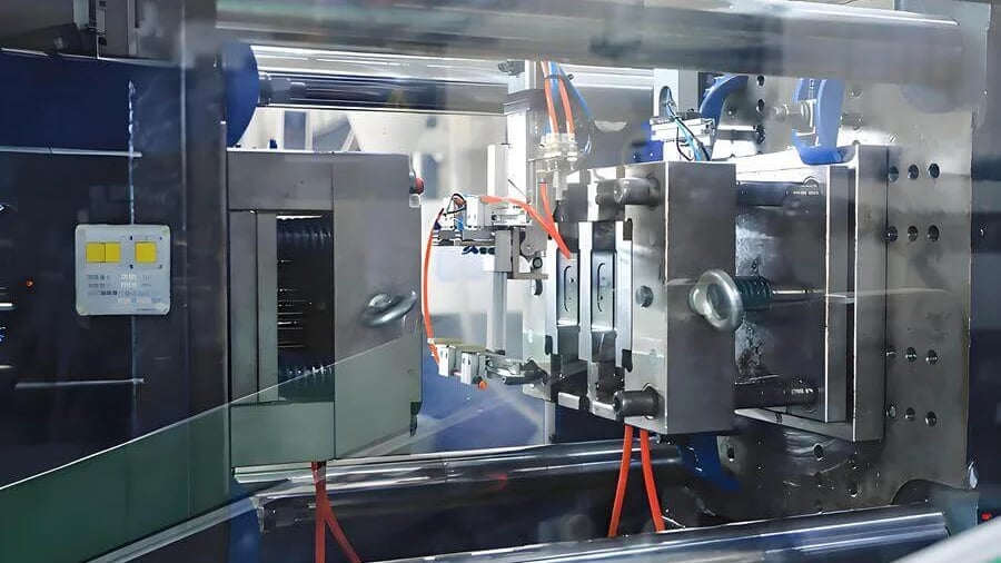 Injection molding machine used in manufacturing process